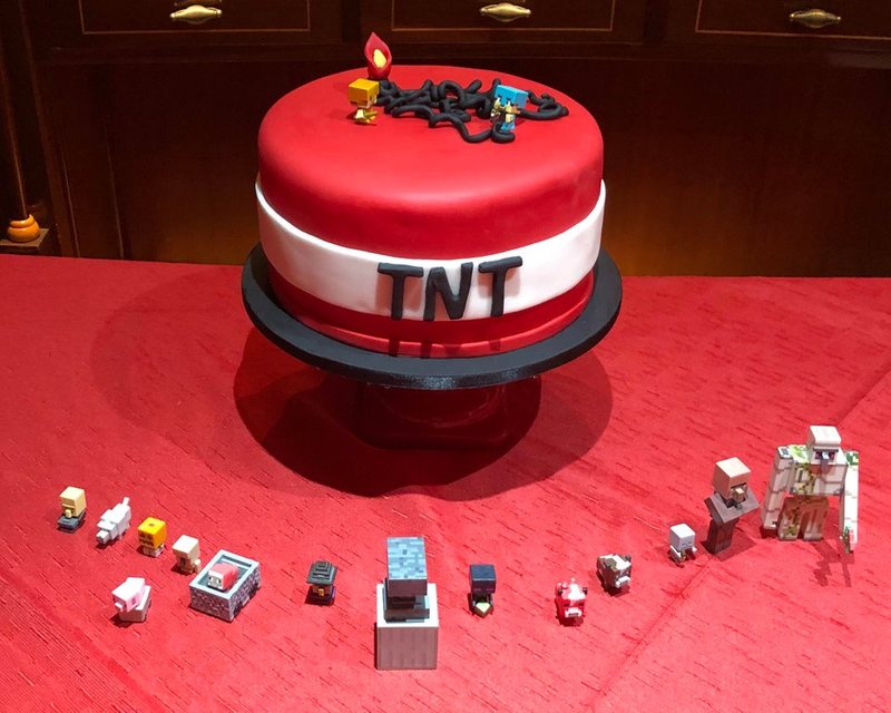 Illustration for article titled Minecraft Players Are Celebrating 10 Years With Cakes, Artwork And More